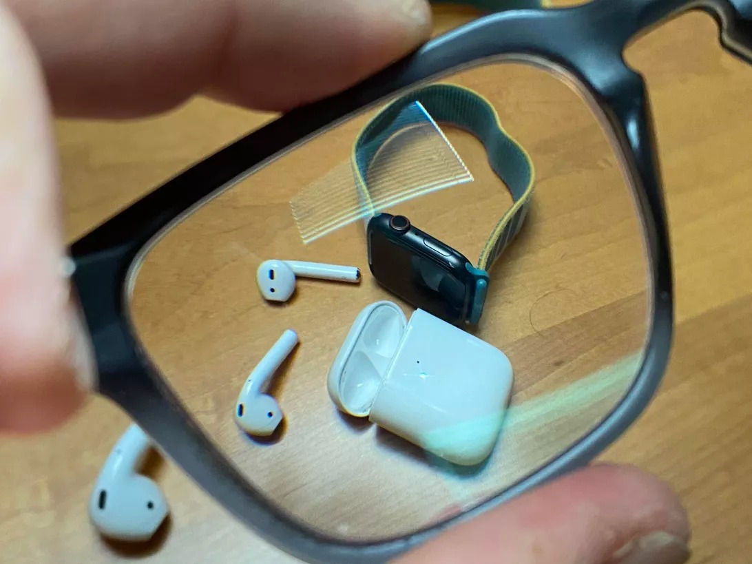 メガネのレンズを通して見るApple製品