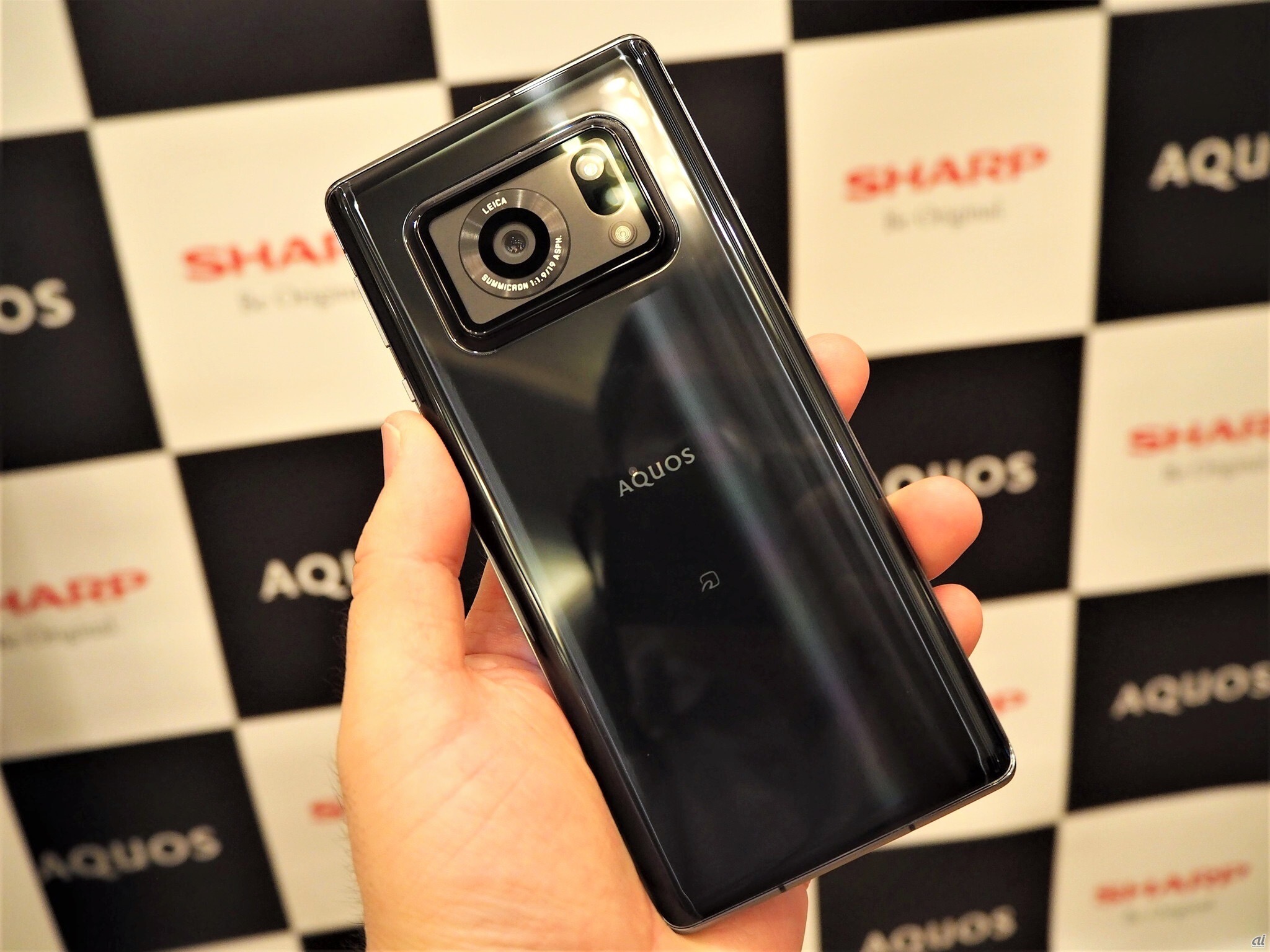 高級コンパクトカメラが搭載する、1インチイメージセンサーを採用したスマートフォンが2021年には急増。その先駆けとなったのがシャープの「AQUOS R6」だ