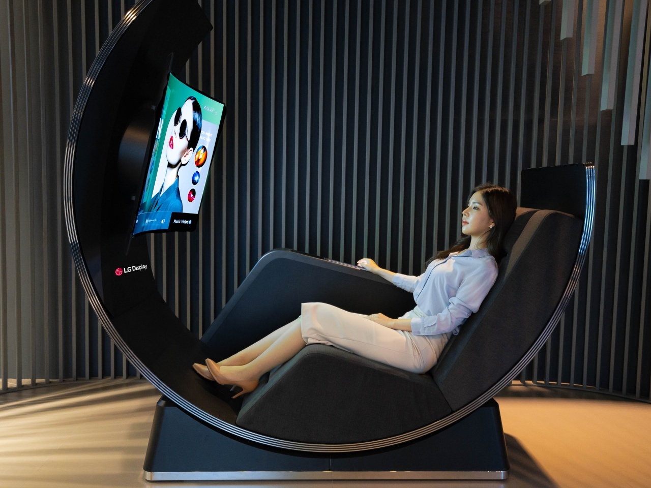 LG、55インチ曲面ディスプレイ付きの椅子「Media Chair」などを発表 - CNET Japan