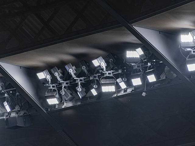 天井に取り付けられた508台のフィールド照明用のLED投光器