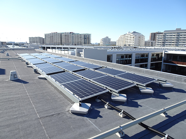 「ザ・パークハウス 新浦安マリンヴィラ」の屋根に取り付けられた太陽光パネル。約1400枚が設置されている