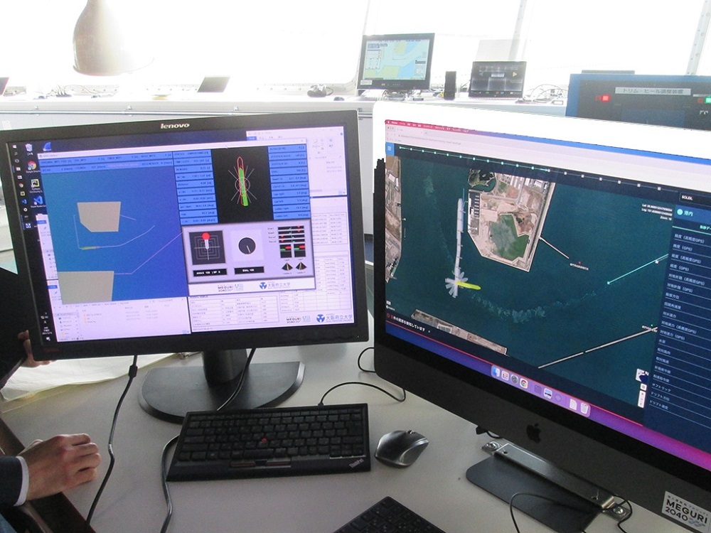 離着岸自動操船システムモニター（左）と操船状況モニター