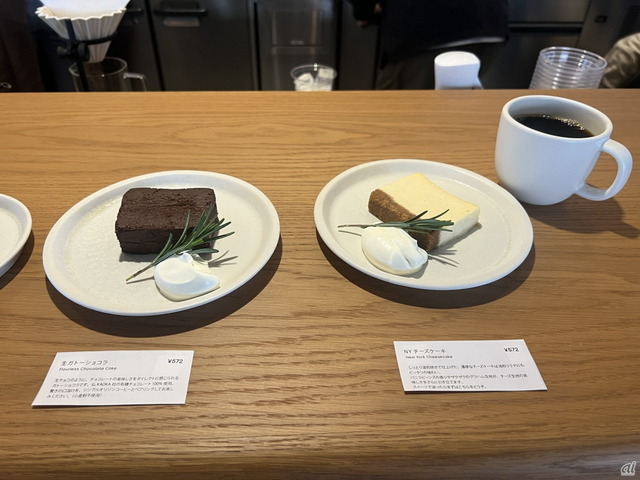 　スイーツの生ガトーショコラ（左）とNYチーズケーキ（右）。いずれも各572円（税込）。
