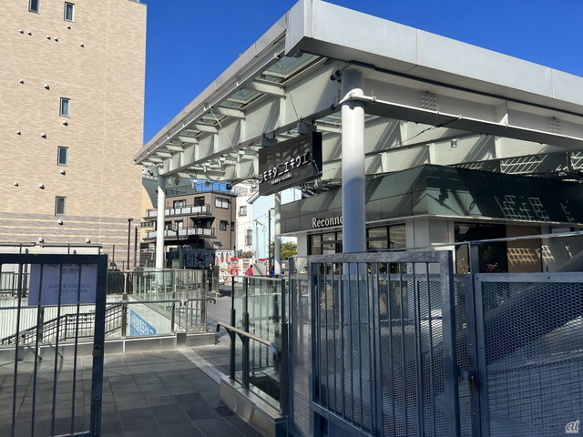 　小田急線下北沢駅 南西改札口から徒歩0分、「シモキタエキウエ」直結の好立地だ。