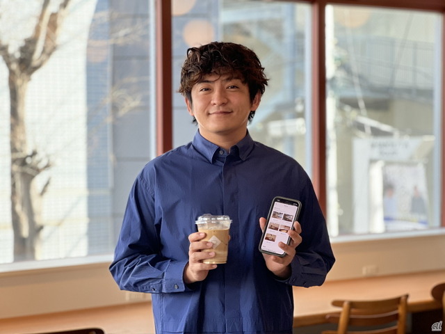 　カンカク 代表取締役の松本龍祐氏。カンカクが手がける6つめのカフェになる。2019年から、キャッシュレスカフェの事前モバイルオーダーアプリをスタート。これまで知見やノウハウを生かし、カフェメニュー開発とアプリの提供を通じ、UDSが取り組む新たなまちづくりに参画している。今後もこうした業態を増やしてきたいという。