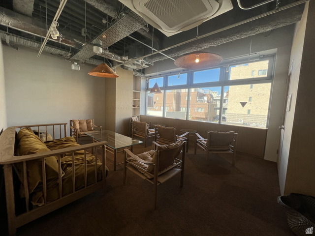 　会員向けのシェアオフィスもある。2階から3階のラウンジエリアが自由に使える個人向けの「lounge」プランは月額4万円（税込）。利用可能時間は9時～21時。