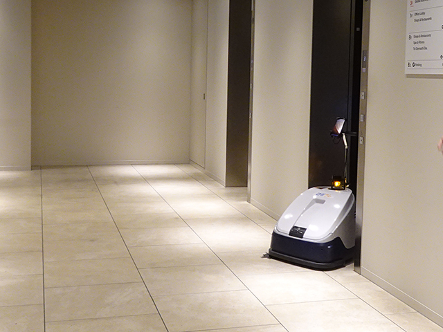 清掃ロボットの「RULO Pro」（パナソニック）。エレベーターと連携し、ロボットのみで2階に移動してきた