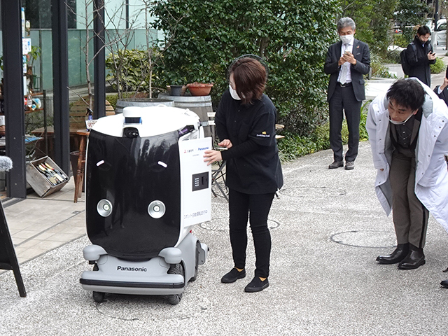 屋外配送ロボットの「X-Area Robo」（パナソニック）。デリバリーする商品を格納し出発