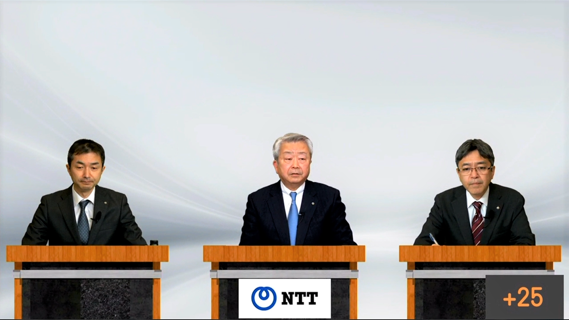 オンラインで実施した決算説明会に登壇するNTTの澤田氏（中央）