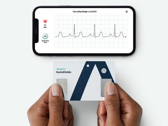 不整脈を調べられるクレジットカード大のデバイス「KardiaMobile Card」--FDA認証を取得