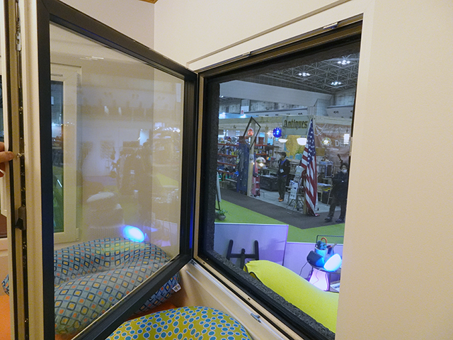 トリプルガラス樹脂窓は上部のほか、サイドから開けられる2ウェイ