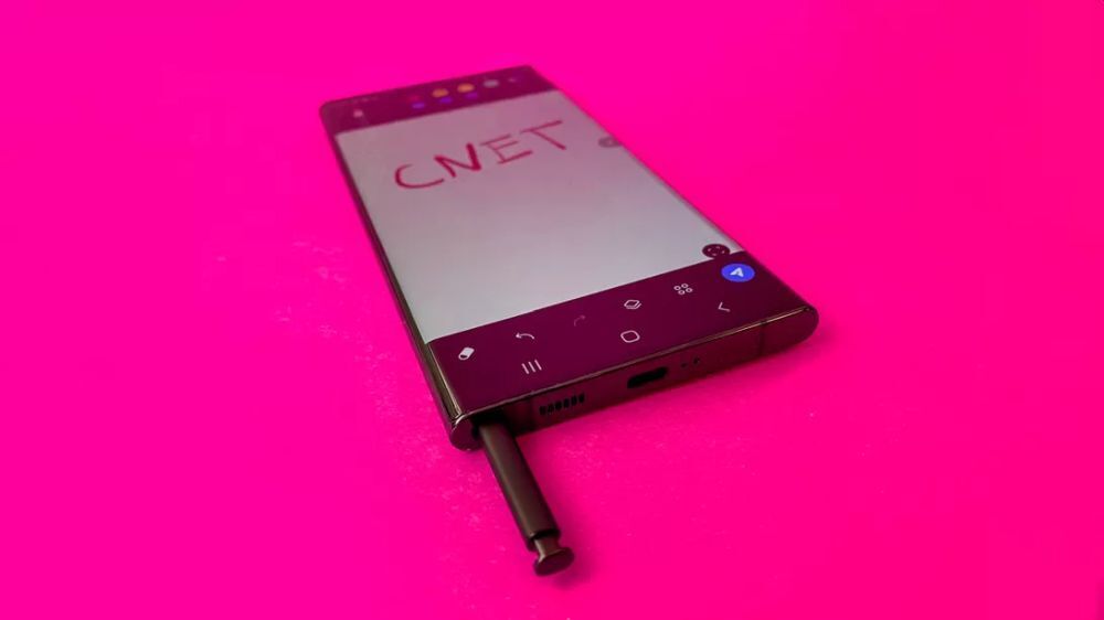 Galaxy S22 UltraにはSペンが付属する。Galaxy Noteのように内部に格納することが可能だ。
提供：Lisa Eadicicco/CNET