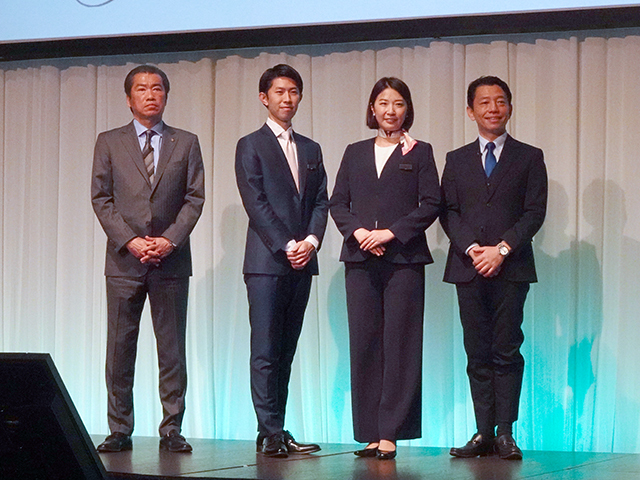ニュー・オータニ 代表取締役総支配人の清水肇氏（左）とIBJ 代表取締役社長の石坂茂氏（右）。中央はマリッジコンシェルジュスタッフ