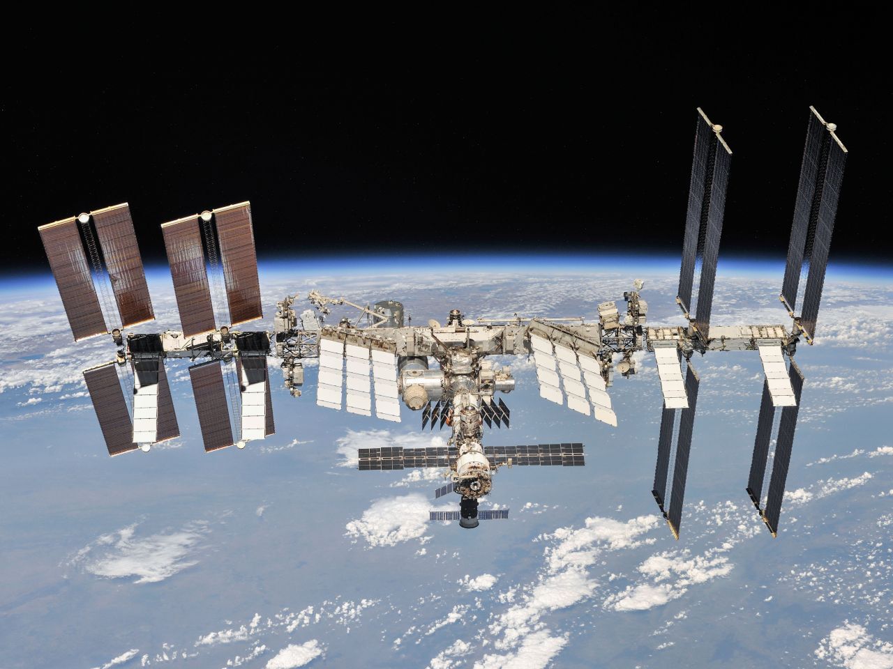 ISSの落下を誰が防ぐのか」--ロシア宇宙機関のトップが制裁をけん制 ...