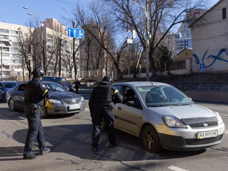 2月28日、ウクライナの首都キエフで検問する警官ら