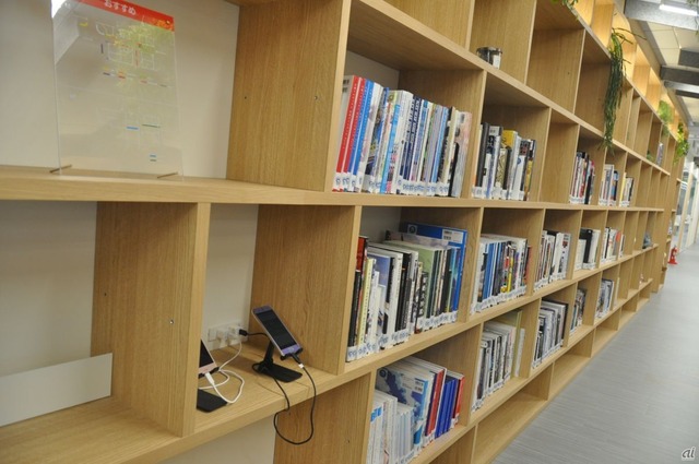 　従業員向けに、専門書や漫画など約3000冊がそろった「クマ図書館」。