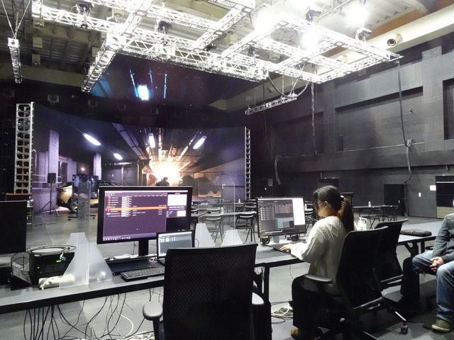 　ソニーは2月1日、東京都江東区にバーチャルプロダクション常設スタジオ「清澄白河BASE」を新設した。LEDディスプレイ「Crystal LED Bシリーズ」を導入したほか、CineAltaカメラ「VENICE」を装備する。次世代スタジオとして、映像の表現力を高めるほか、映像ビジネスにかかわる人たちの「働き方改革」にまでつながると予想される、清澄白河BASEの内部を写真で紹介する。

　写真はスタジオ内部。奥にはLEDディスプレイが設置されている。5〜6階フロアを突き抜けの形で使用しており、天井が高い。