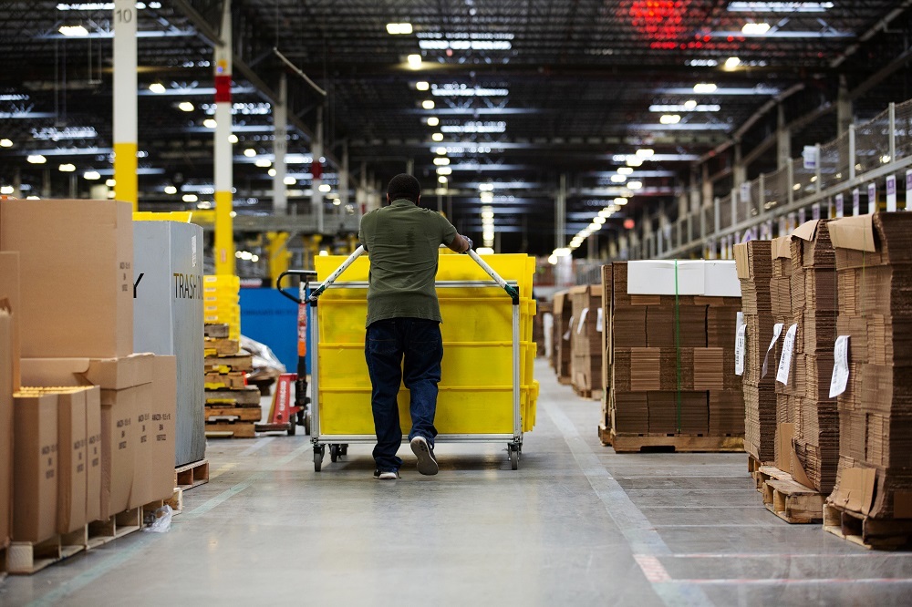 Amazonの倉庫で働く人