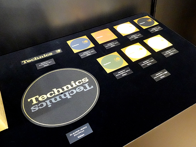ゴールドカラーロゴ入りスリップマットや50周年記念デザインコントロールバイナル用ステッカーなどが同梱される