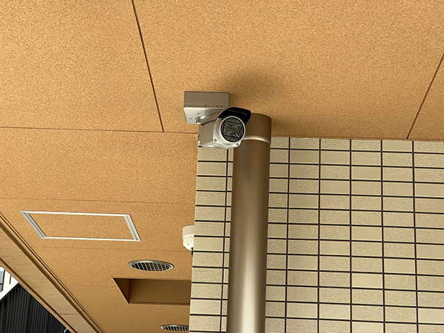 　敷地内に設置された4KAI搭載のタウンセキュリティカメラ。
 