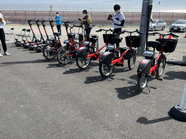 　ドコモ関西が大阪市内でサービスを行っているシェアサイクル（電動アシスト自転車）と電動キックボードの試乗では、両方の車両が使える非接触給電機能を搭載した給電ポートも併せて公開した。