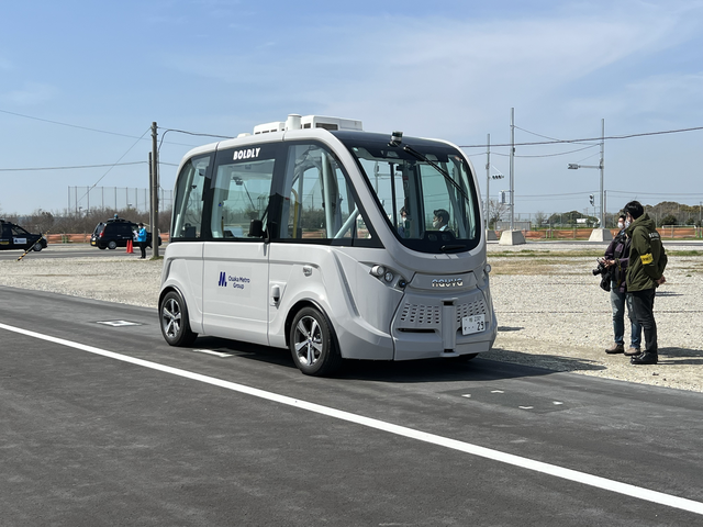 　BOLDLYのレベル4相当の自動運転バス「NAVYA ARMA（ナビヤ アルマ）」は2台同時に走行できる。ドコモの5Gネットワークを使用した顔認証乗車と有人遠隔コミュニケーションによるバーチャルガイドが体験できる。