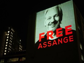WikiLeaks創設者のアサンジ被告、英裁判所が米への身柄引き渡し命じる