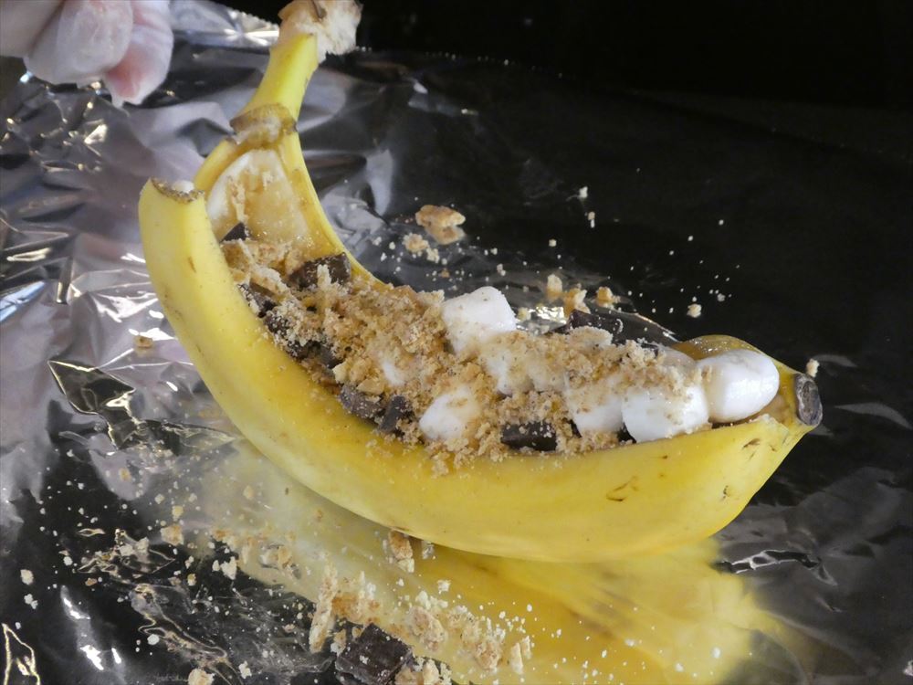 バナナにマシュマロやチョコレートなどを挟み、アルミホイルで巻いて焼く
