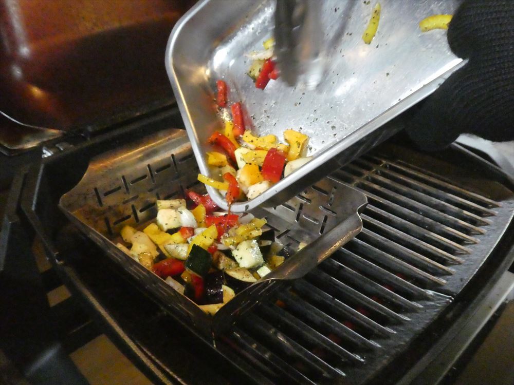 野菜にハーブとオリーブオイルをたっぷりと絡め、ベジタブルバスケットに入れて焼く