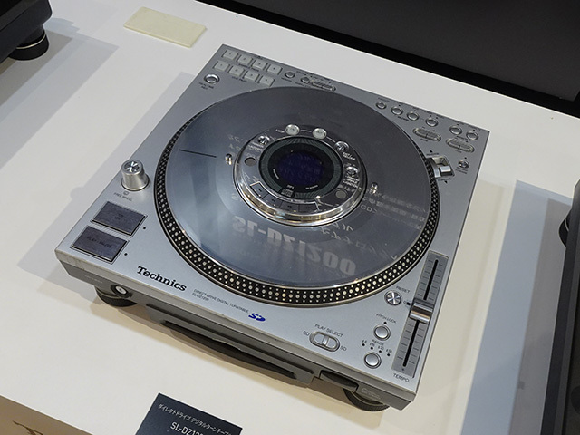 　2004年に発売されたデジタルターンテーブルの「SL-DZ1200」。CD、MP3形式で記録したCD-R/RW、SDオーディオなどのデジタル音楽ソースを再生、スクラッチすることができた。