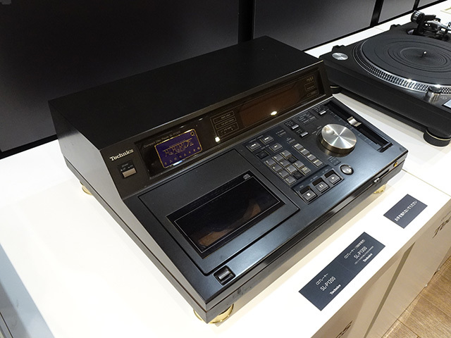 　こちらはトップオペレーション方式を採用したCDプレーヤー「SL-P1200」。1986年に発売されている。
