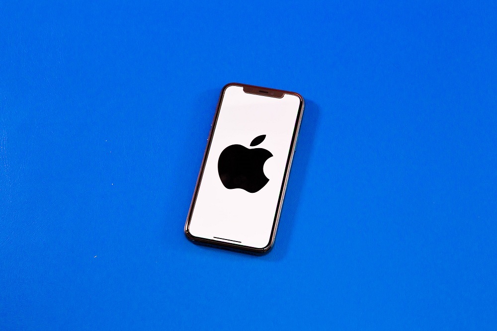 Appleのロゴが表示されたスマートフォン