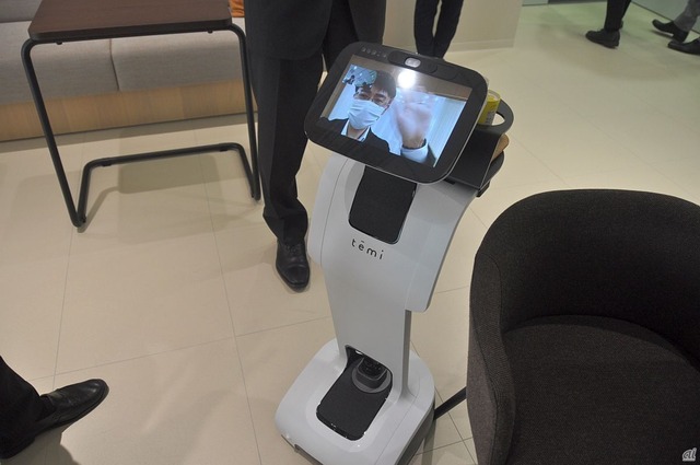 　オフィス内を動き回るロボットを導入。飲み物を運ぶだけでなく、アクセスした人の目となって社内の様子を見たり、来客時にも遠隔による案内や打合せを可能とするなど、オフィスワーカーをサポートする。