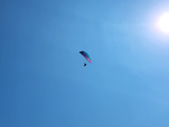 空飛ぶクルマの課題を「人が飛んで」検証--加賀市上空200m、パラモーターで1時間飛行