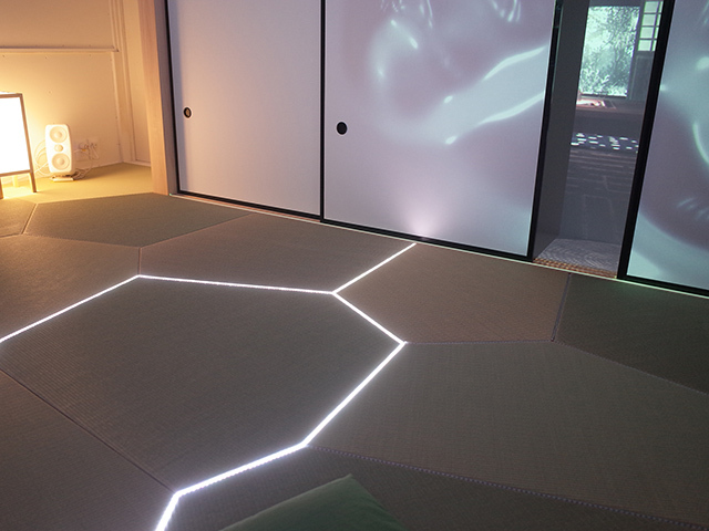 畳の間にLEDを組み込み、襖が開くと光る演出がされていた