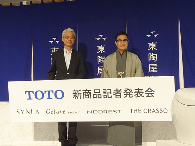 TOTO 代表取締役社長執行役員の清田徳明氏（左）とCMキャラクターを務める市川右團次さん（右）
