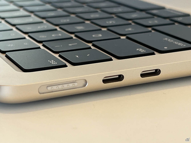 　左サイドにはMagSafe 3ポートと、Thunderbolt/USB 4ポートが2つ。アップルは、MacBook Pro2021からMagSafeを復活しており、充電には専用ポートを使用することでケーブルの取り回しが楽になった。なお、Thunderbolt/USB 4ポートからも充電できる。