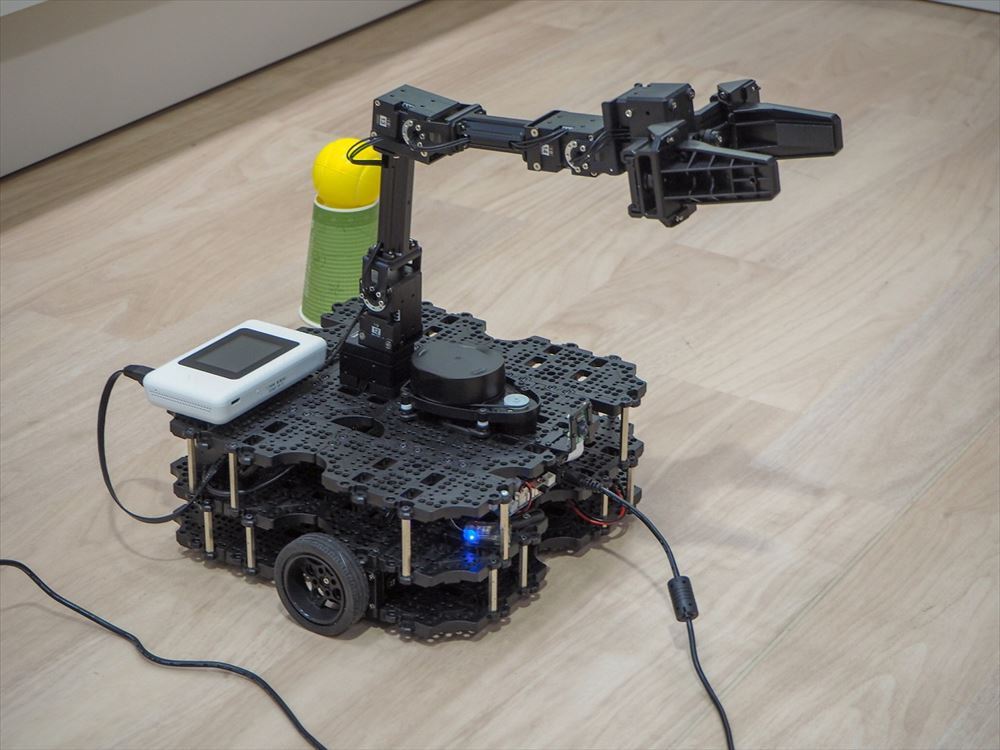 AWSとの共創デモに用いられたロボット。ローカル5Gの端末を搭載し、前方のカメラで周囲の風景を映し出す