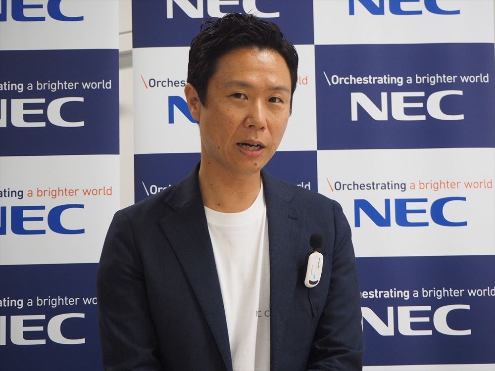 NEC CONNECT 5G Labのリニューアルについて説明するNECの新井氏