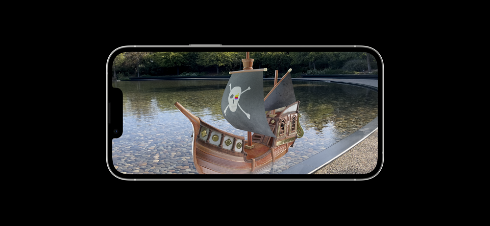 現実の池に浮かんだ仮想の海賊船を表示したスマートフォンの画像