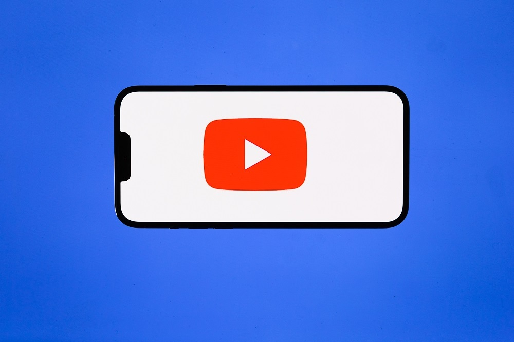 YouTubeのロゴを表示したスマートフォン
