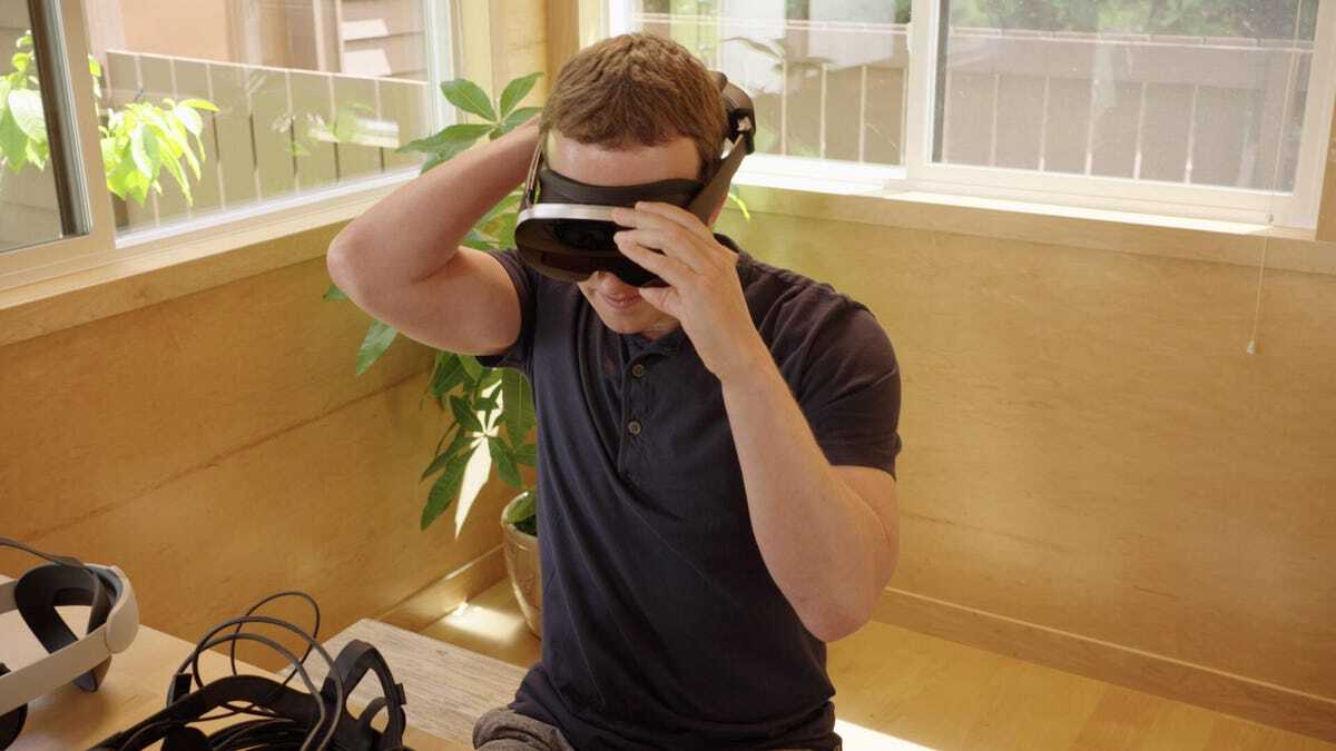 プロトタイプのVRヘッドセットを装着しているMark Zuckerberg氏