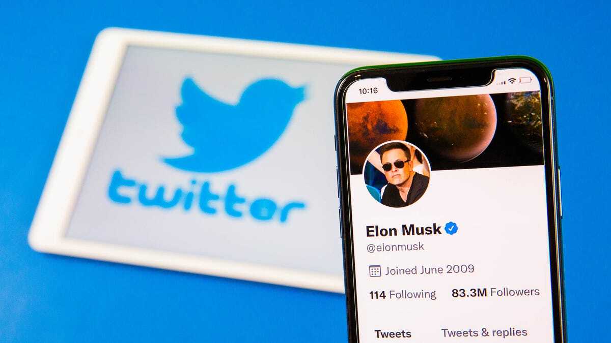 Elon Musk氏のTwitterアカウントが表示されたスマートフォン