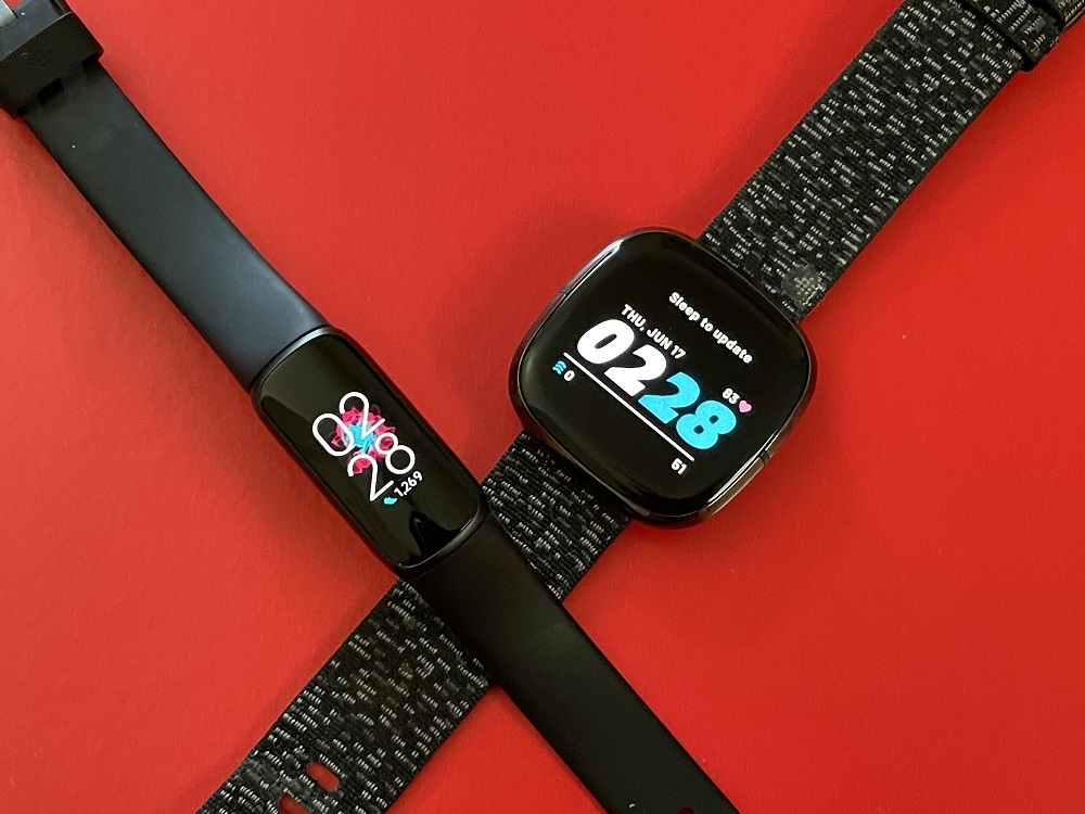 「Fitbit Luxe」（左）と「Fitbit Sense」