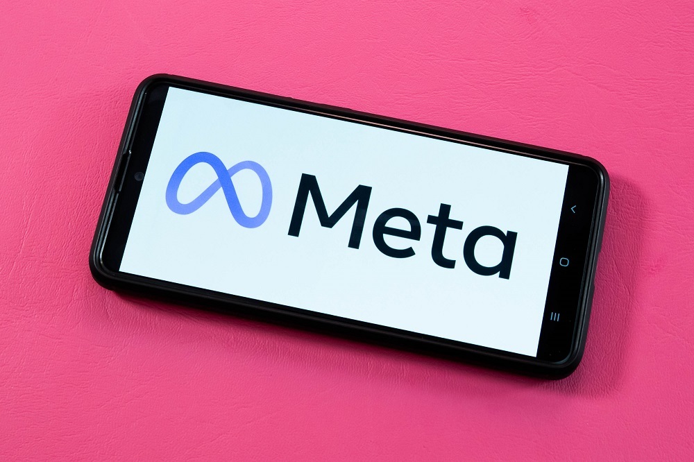 Metaのロゴを表示したスマートフォン