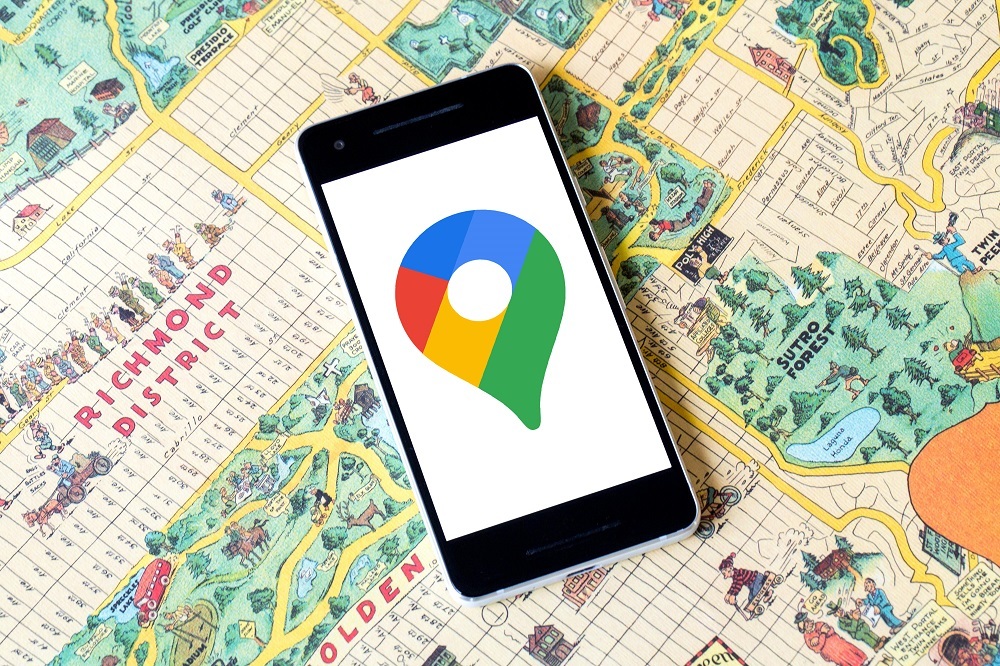 Googleマップのロゴを表示したスマートフォン