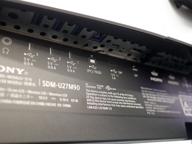 HDMIのほか、DisplayPort、USB Type-C/B/A、ヘッドホン出力などの端子を装備