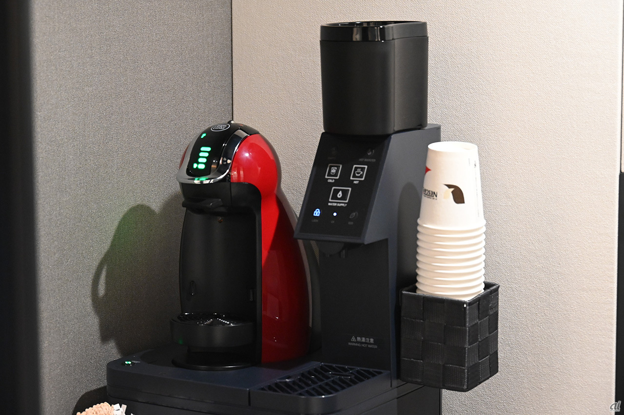 カプセル式のコーヒーマシン「ネスカフェ ドルチェ ゲスト」とウォーターサーバーが設置されている