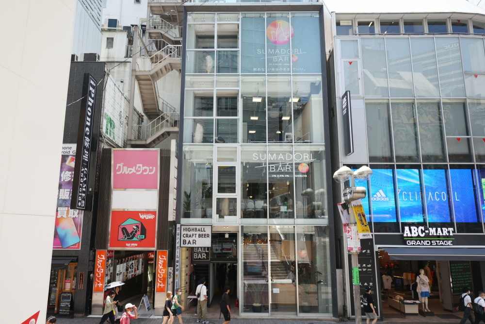 渋谷センター街（東京都渋谷区宇田川町23-10）にオープン。営業時間は12時～22時、1階はドリンクと軽食が中心で、2階はこだわりのフードも楽しめる
