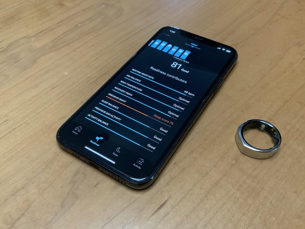Oura Ringとそのアプリを表示したスマートフォン